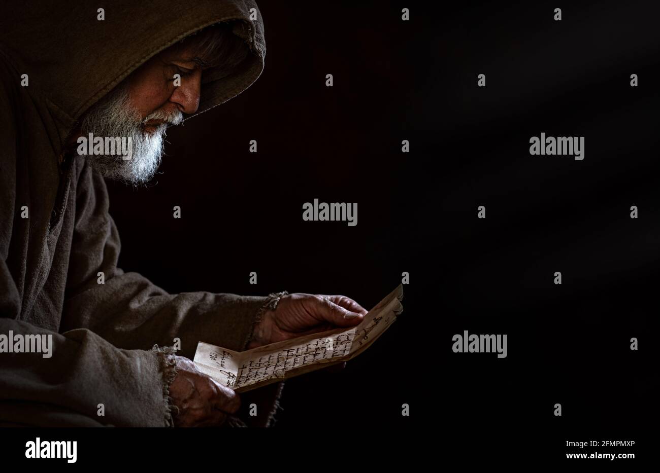 Le mendiant médiéval pauvre lit une lettre Banque D'Images