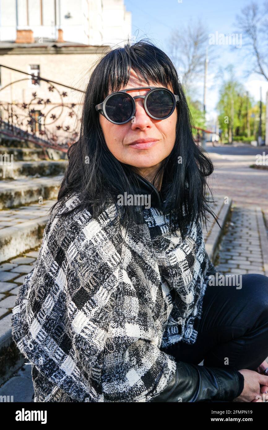 portrait d'une fille en lunettes de soleil rondes noires Banque D'Images