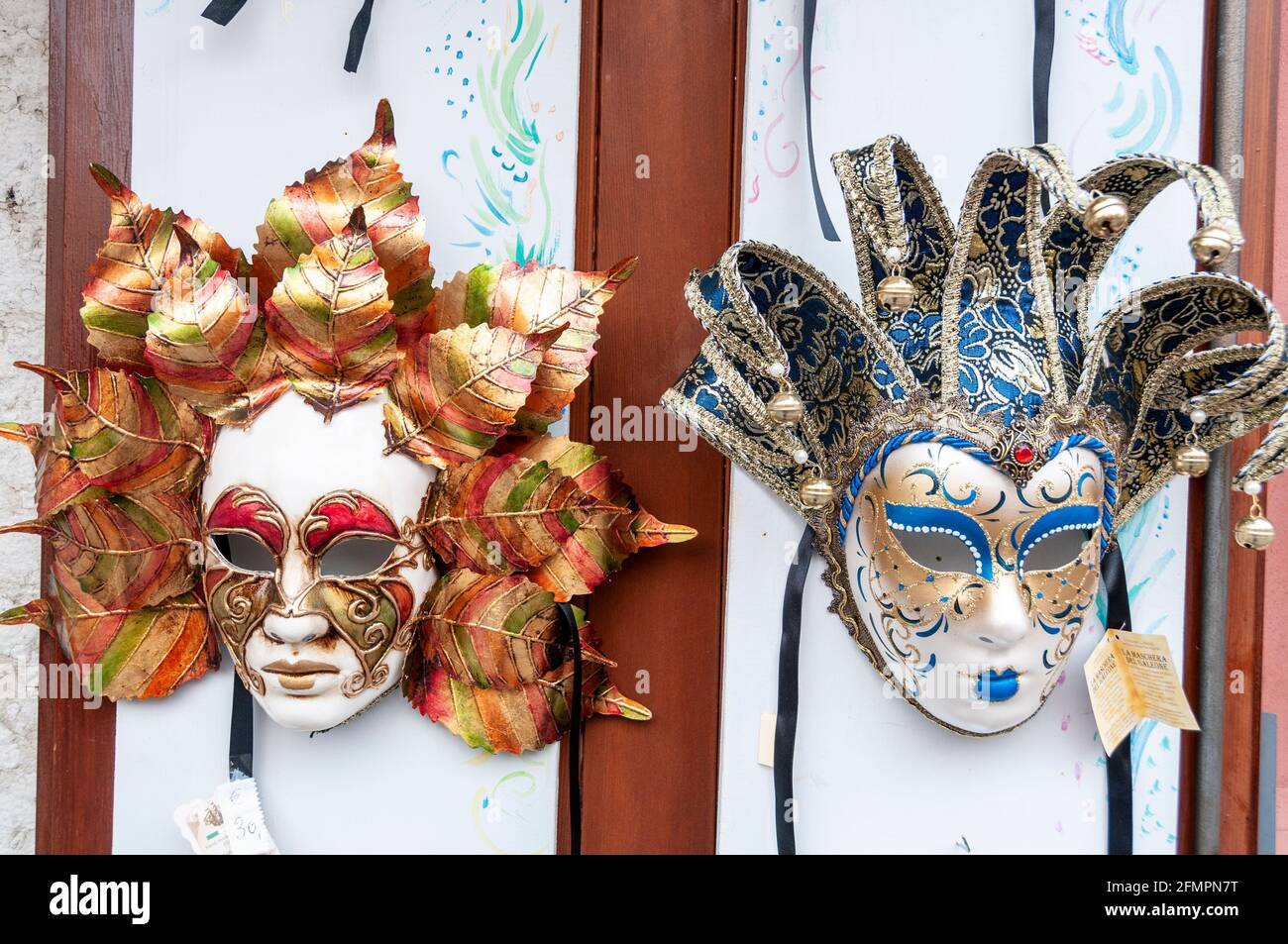 Une exposition de masques de bal Masquerade et de masques vénitiens en vente dans la ville de Bardolino, un port de pêche dans la région viticole rouge sur l'ea Banque D'Images