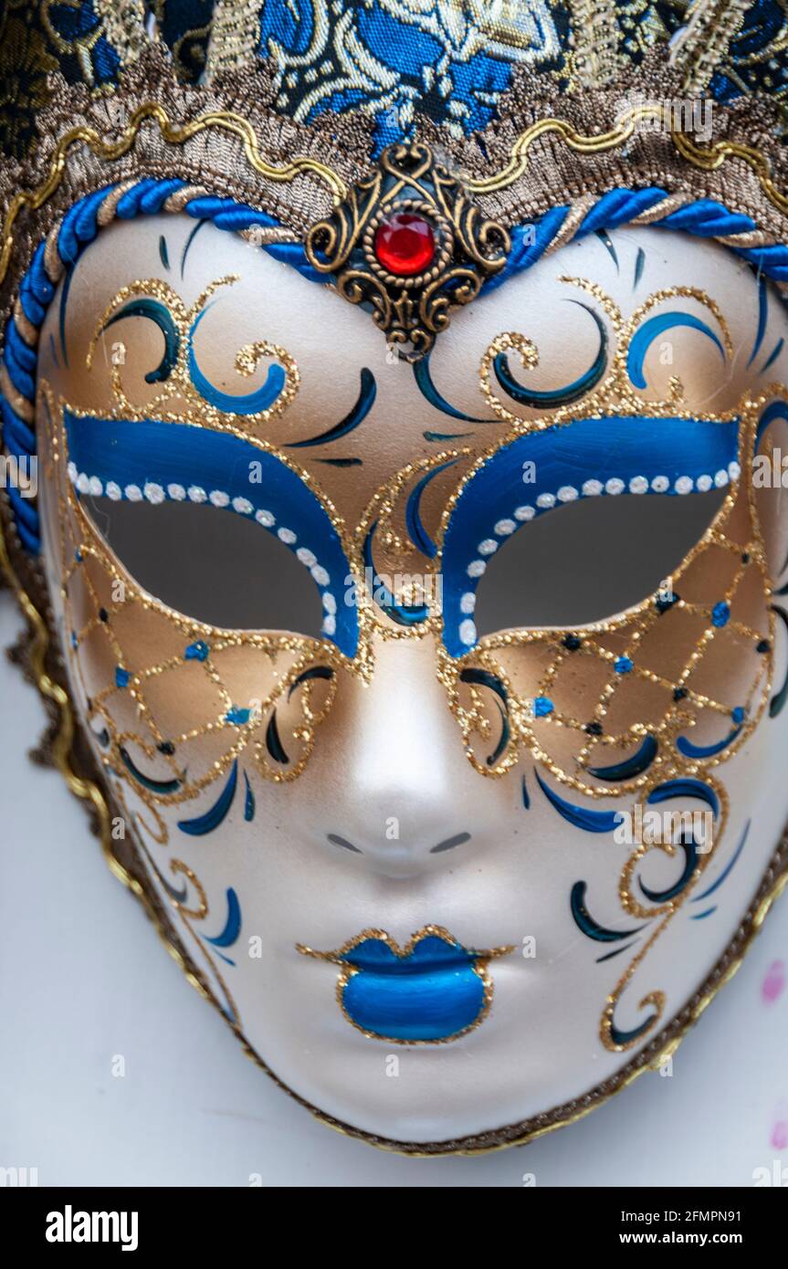 Une exposition de masques de bal Masquerade et de masques vénitiens en vente dans la ville de Bardolino, un port de pêche dans la région viticole rouge sur l'ea Banque D'Images