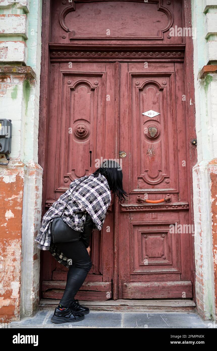 Personne en face d'une porte, UNE femme se lance à la porte, une personne ouvre une vieille porte, ancienne architecture européenne Banque D'Images