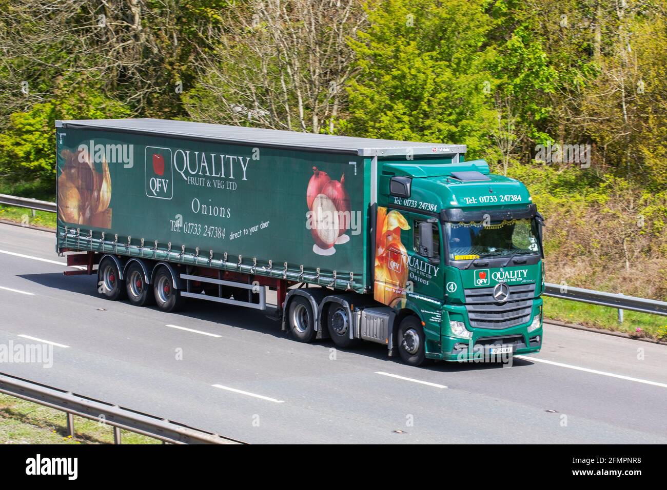 QFV Quality fruit & Veg Ltd ; chariots de transport, camion, véhicules lourds, transport, camion alimentaire, Porte-cargaison de légumes, véhicule Mercedes Benz, industrie européenne du transport commercial HGV, M6 à Manchester, Royaume-Uni Banque D'Images