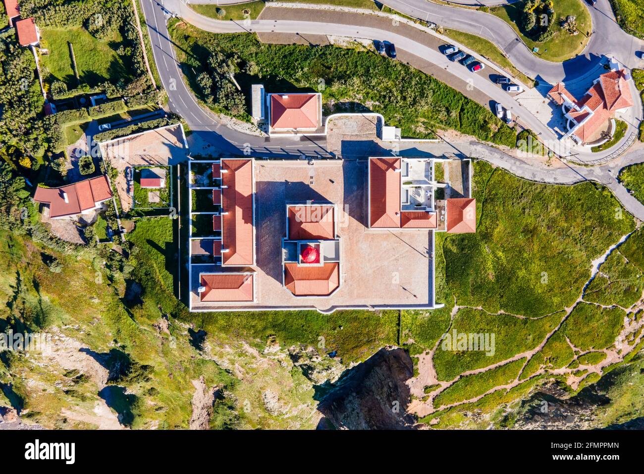 Vue aérienne du phare de Cabo da Roca, une côte naturelle avec un point de vue sur les falaises face à l'océan Atlantique, Colares, Lisbonne, Portugal. Banque D'Images