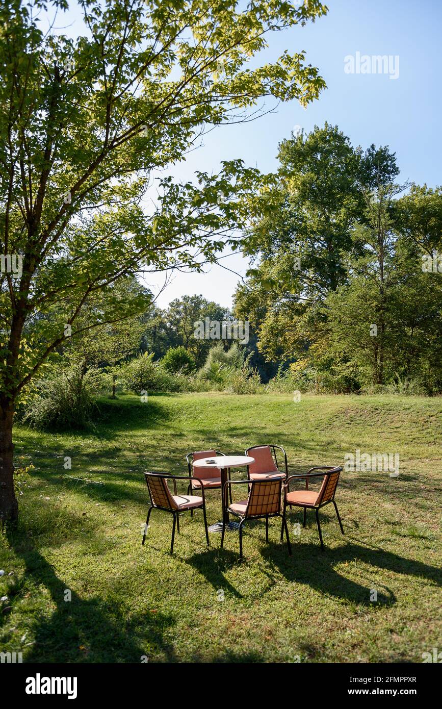 Vider la table de jardin et les chaises sur l'herbe verte au stationnement Banque D'Images