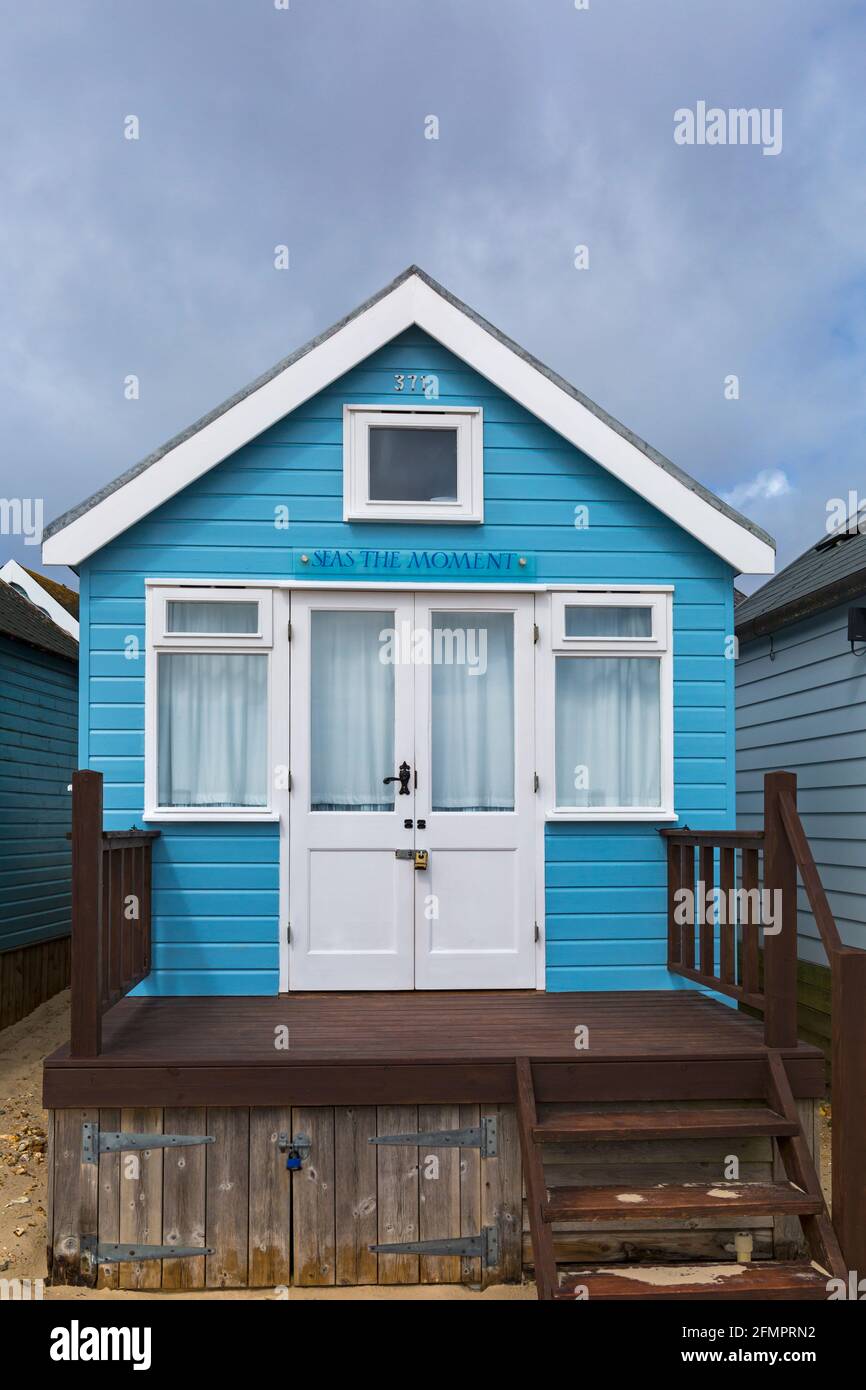 Cabane en bois bleu turquoise à Hengistbury Head, Mudeford Spit, Christchurch, Dorset UK en mai - Seas the moment Banque D'Images