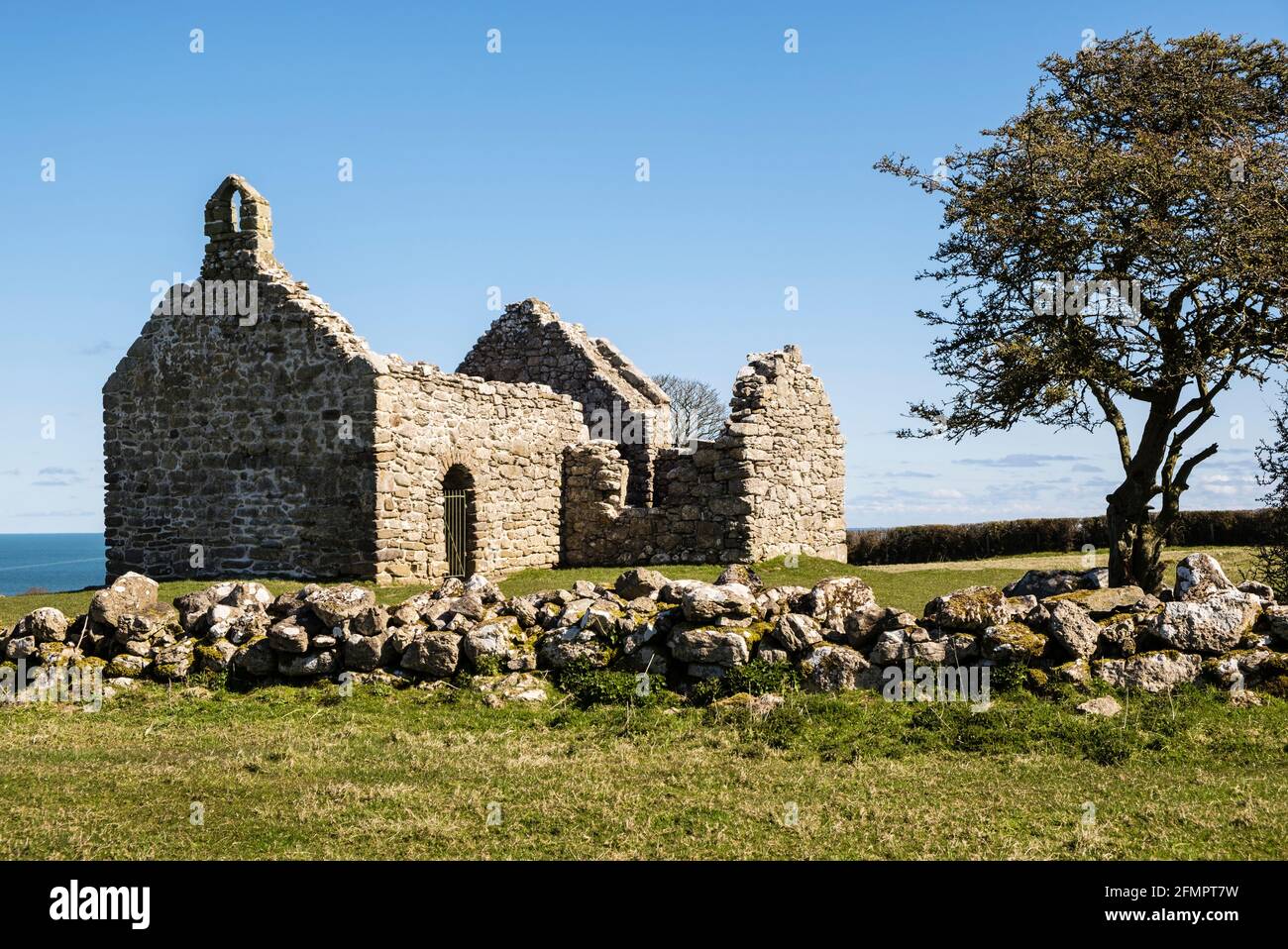 Capel Lligwy a ruiné les vestiges de la petite chapelle du XIIe siècle avec des ajouts du XVIe siècle. Moelfre, île d'Anglesey, nord du pays de Galles, Royaume-Uni, Grande-Bretagne Banque D'Images