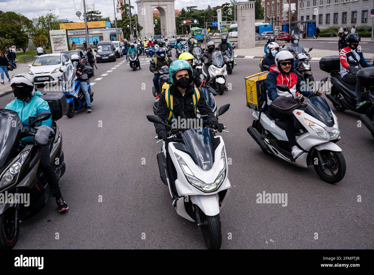 Des groupes de motards sur des motos en face de Puerta de Moncloa, pendant la démonstration.des dizaines de "motards" (distributeurs de nourriture) détestent, revendiquant leur travail en tant que indépendant et contre les conditions des compagnies de livraison telles que Globo et Deliveroo. Ce matin, l'Espagne a approuvé la « loi Riders » et a donné aux entreprises une période de 3 mois pour embaucher des personnes au lieu de les avoir comme de faux pigistes. Le ministre du travail et de l'économie sociale, Yolanda Díaz, a souligné que l'Espagne sera le premier pays à avoir une norme sur les plates-formes numériques. (Photo de Diego Radames/SOPA Images/Sipa USA) Banque D'Images