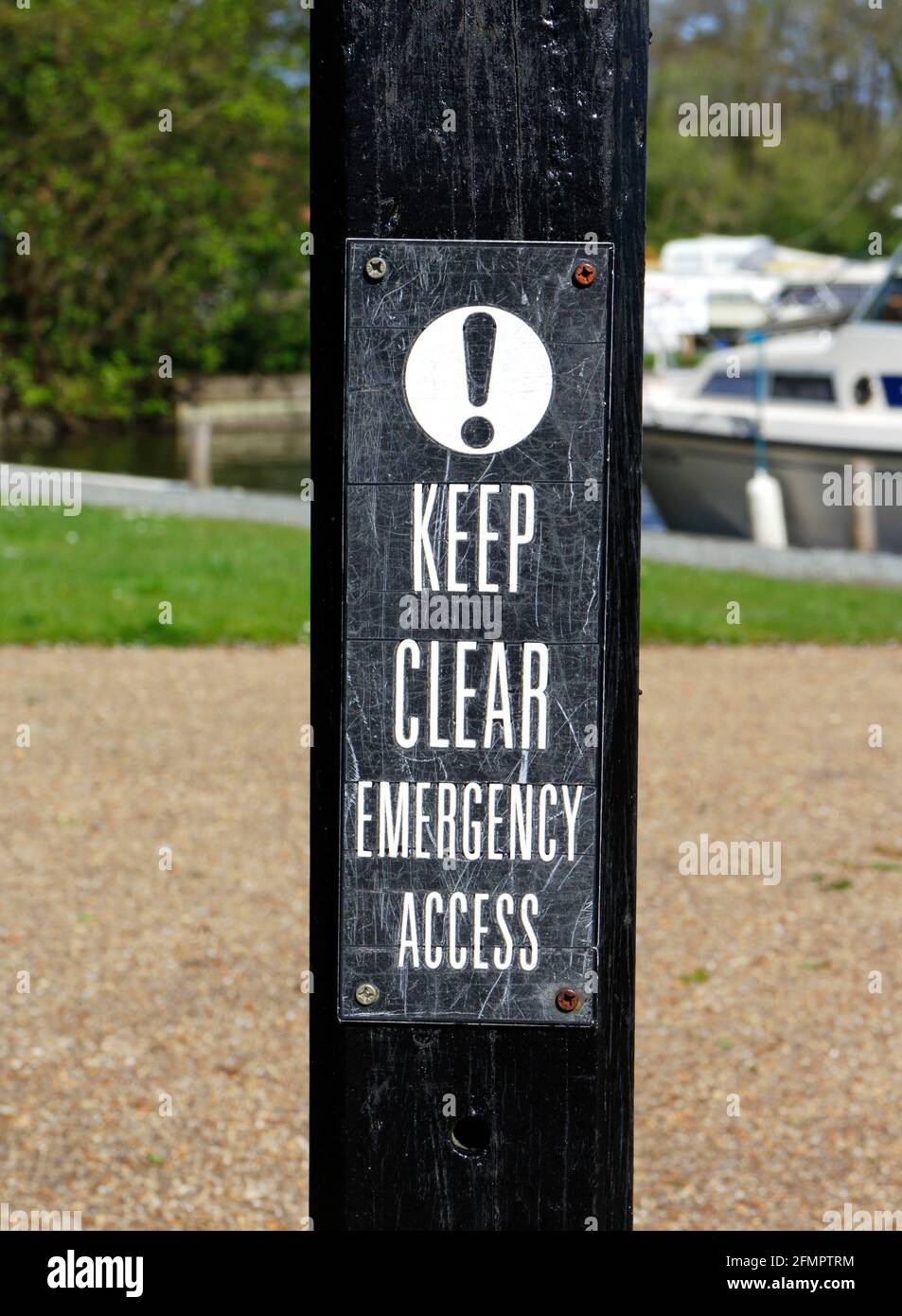 Un panneau d'accès d'urgence Keep Clear par Malthouse Broads sur les Norfolk Broads à Ranworth, Norfolk, Angleterre, Royaume-Uni. Banque D'Images