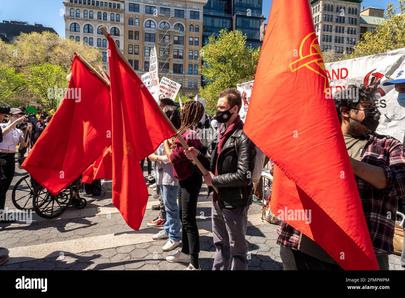 Des militants représentant de multiples organisations se réunissent à Union Square Park pour célébrer la Journée internationale des travailleurs, le samedi 1er mai, 2021. (© Richard B. Levine) Banque D'Images