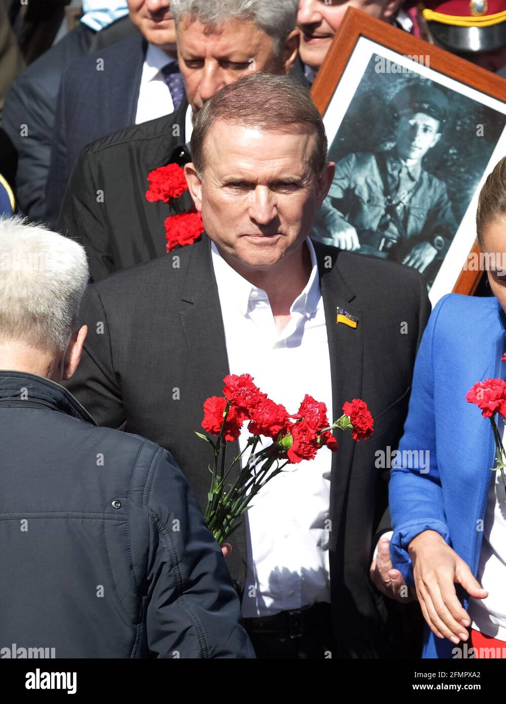Kiev, Ukraine. 09e mai 2021. Viktor Medvedchuk, politicien ukrainien, (C) a vu des fleurs au monument du Soldat inconnu dans un parc commémoratif marquant le jour de la victoire et le 76e anniversaire de la victoire sur l'Allemagne nazie pendant la Seconde Guerre mondiale.le Procureur général a signé la suspicion de trahison contre deux législateurs - le Président du conseil politique de La plate-forme d'opposition - pour la vie politique parti Viktor Medvedchuk et Taras Kozak, prétendument par Ukrayinska Pravda journal en ligne. (Photo de Pavlo Gonchar/SOPA Images/Sipa USA) crédit: SIPA USA/Alay Live News Banque D'Images