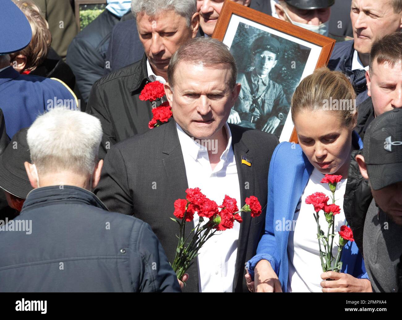 Kiev, Ukraine. 09e mai 2021. Viktor Medvedchuk, politicien ukrainien, (C) a vu des fleurs au monument du Soldat inconnu dans un parc commémoratif marquant le jour de la victoire et le 76e anniversaire de la victoire sur l'Allemagne nazie pendant la Seconde Guerre mondiale.le Procureur général a signé la suspicion de trahison contre deux législateurs - le Président du conseil politique de La plate-forme d'opposition - pour la vie politique parti Viktor Medvedchuk et Taras Kozak, prétendument par Ukrayinska Pravda journal en ligne. (Photo de Pavlo Gonchar/SOPA Images/Sipa USA) crédit: SIPA USA/Alay Live News Banque D'Images