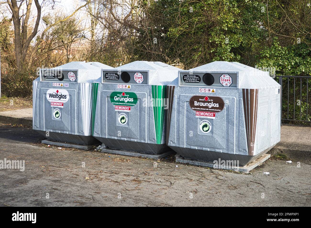 Oldenburg, Allemagne, 28 février 2021, bacs de recyclage en verre,  conteneur de recyclage de la société allemande de recyclage remondis Photo  Stock - Alamy