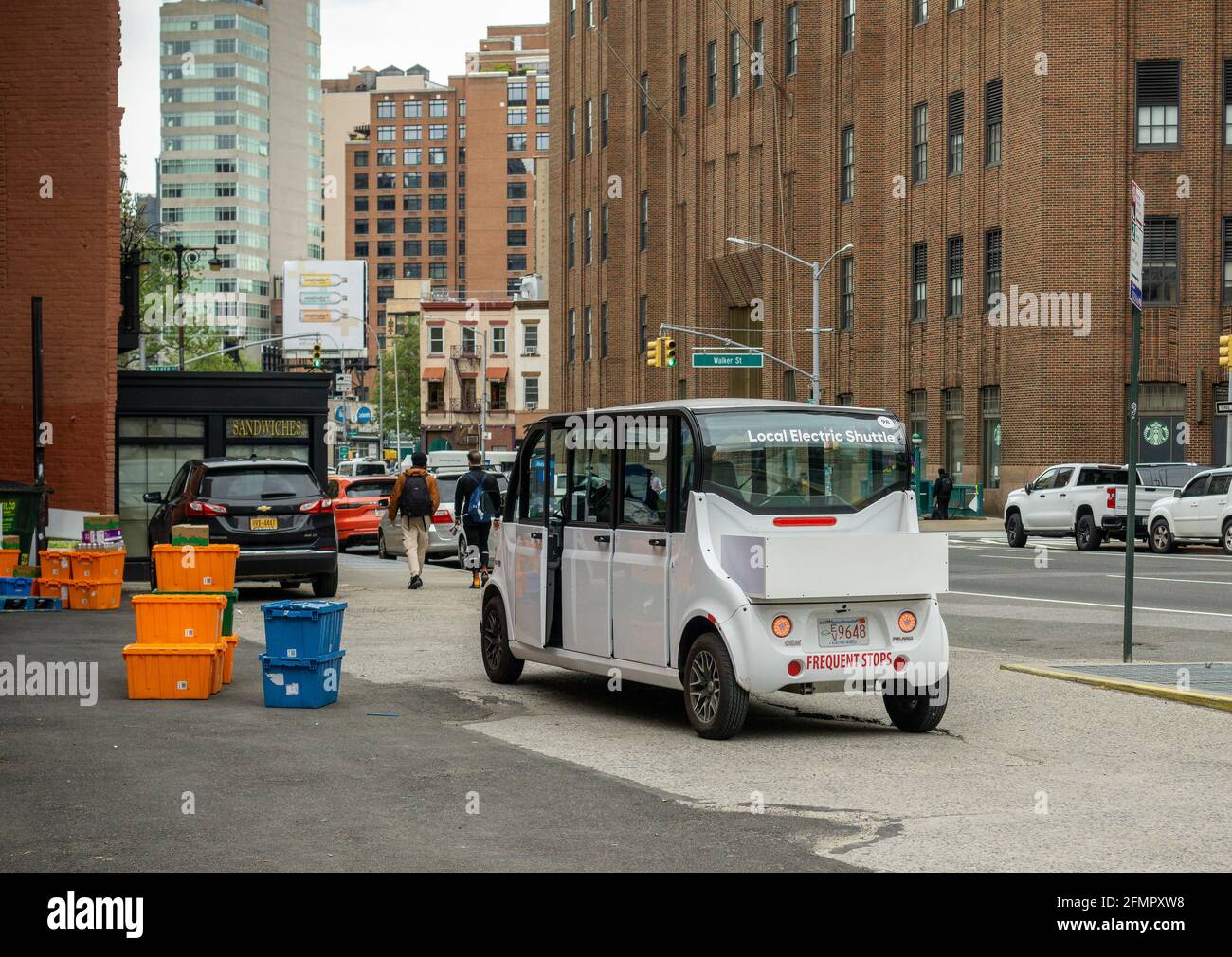 Un véhicule électrique Polaris Gem attend le chargement à un point de distribution Amazon à Tribeca, à New York, le dimanche 9 mai 2021. (© Richard B. Levine) Banque D'Images