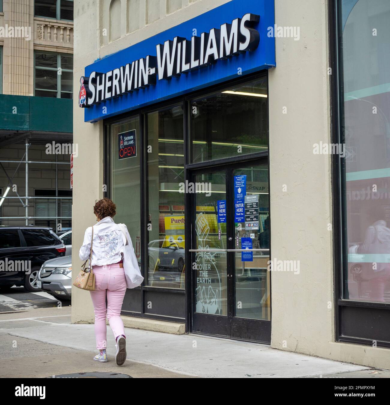 Un magasin Sherwin-Williams dans le quartier de la place Hudson à New York le dimanche 9 mai 2021. Le stock de la société de peinture Sherwin Williams Co a récemment augmenté de 11 %, la demande accélérée pour sa peinture étant citée comme la raison. (© Richard B. Levine) Banque D'Images