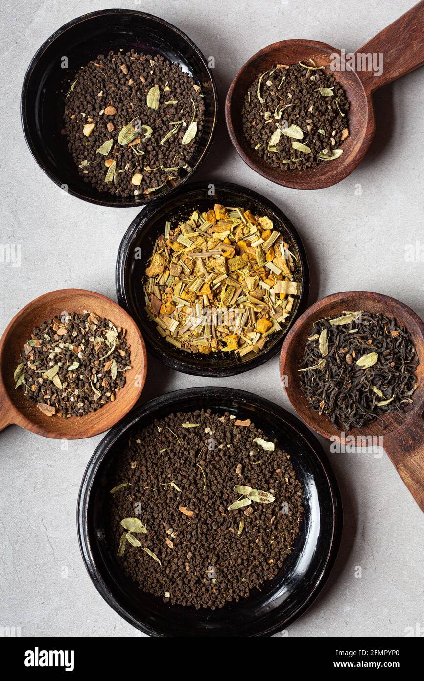 Directement au-dessus de la prise de vue de la variété de feuilles de thé de masala chai dans des bols Banque D'Images