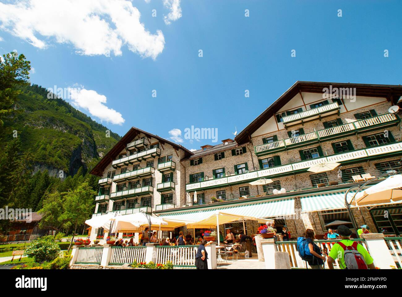 Hôtel et restaurant près de l'eau turquoise du lac Lago di Braies, Pragser Wildsee entouré par la forêt de pins et les montagnes dans les Dolomites prags i Banque D'Images