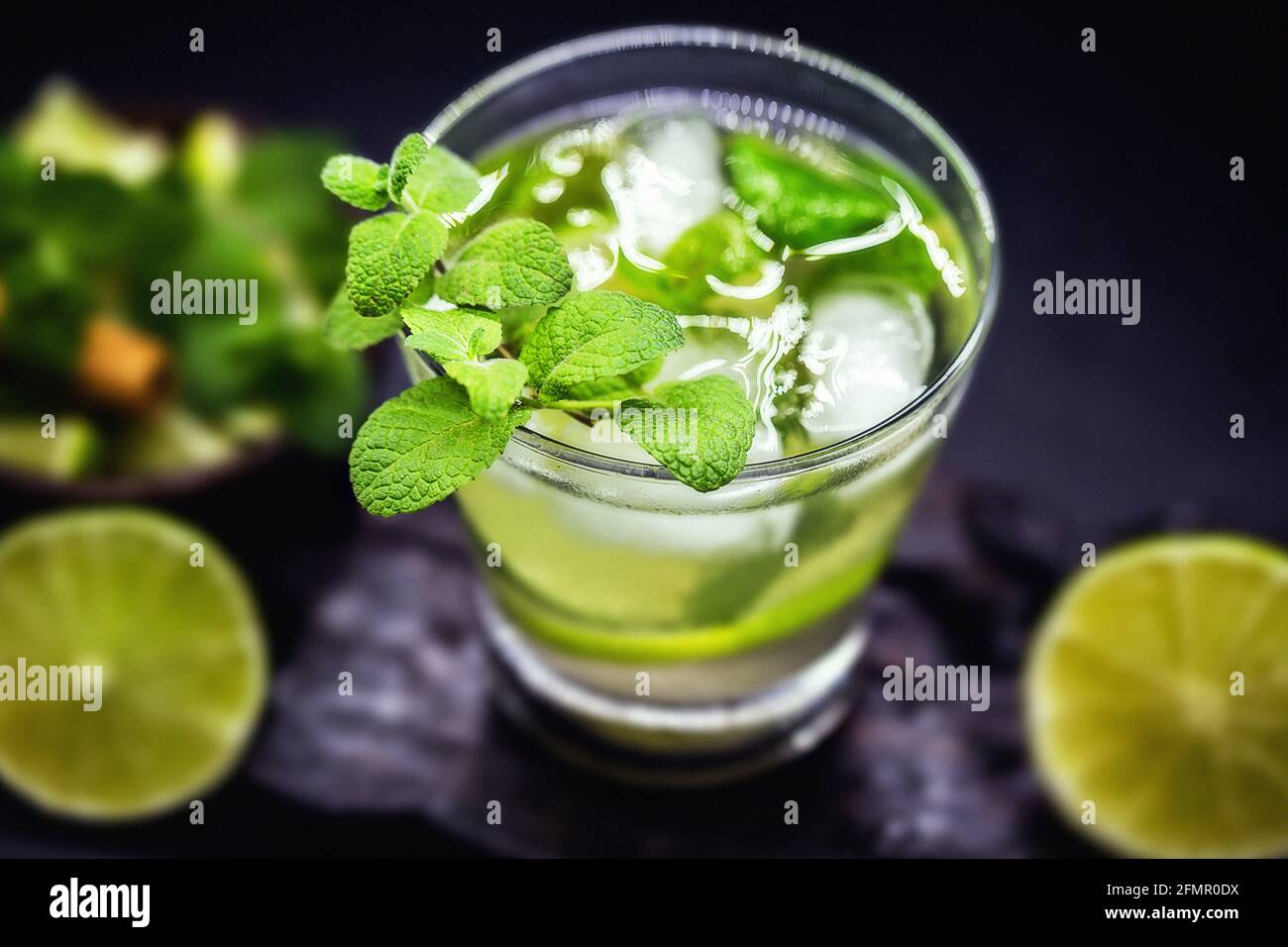 Mojito est un cocktail cubain à base de rhum blanc, citron et menthe Photo  Stock - Alamy