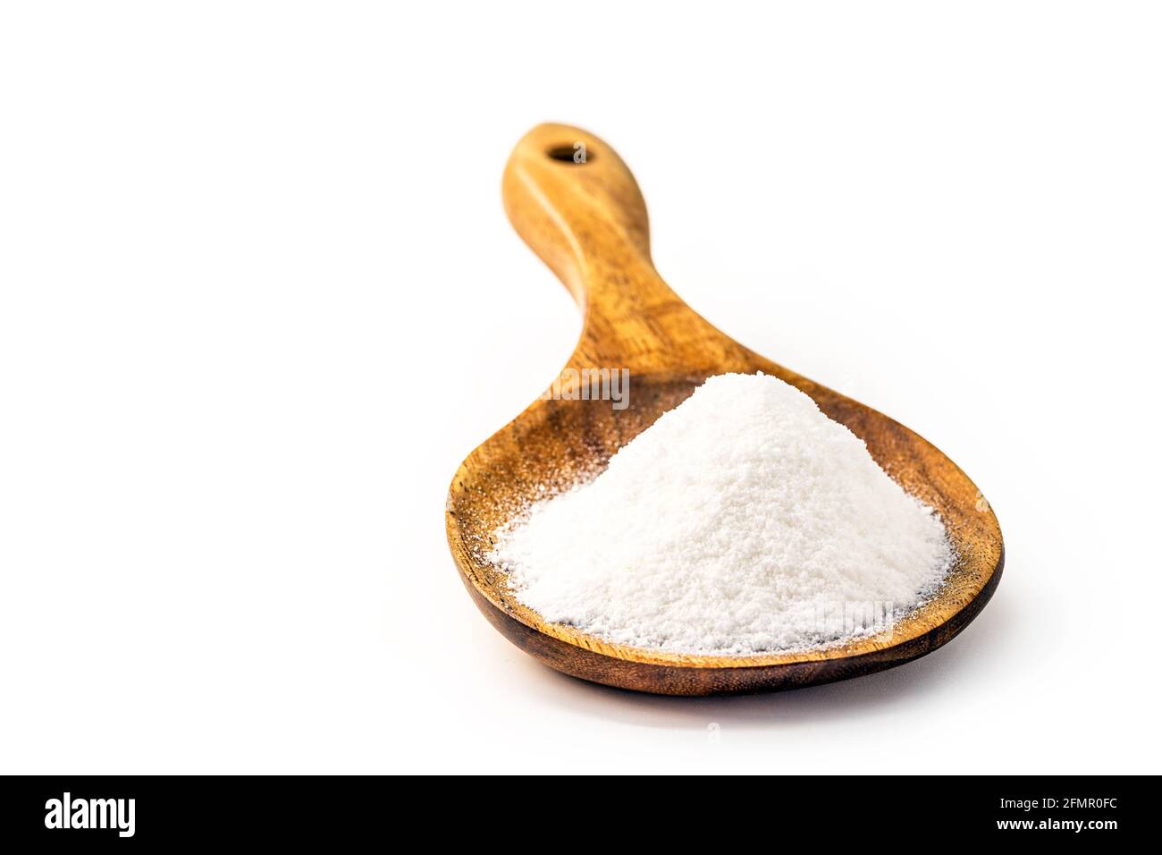 Bicarbonate de soude dans une cuillère en bois sur fond blanc Banque D'Images