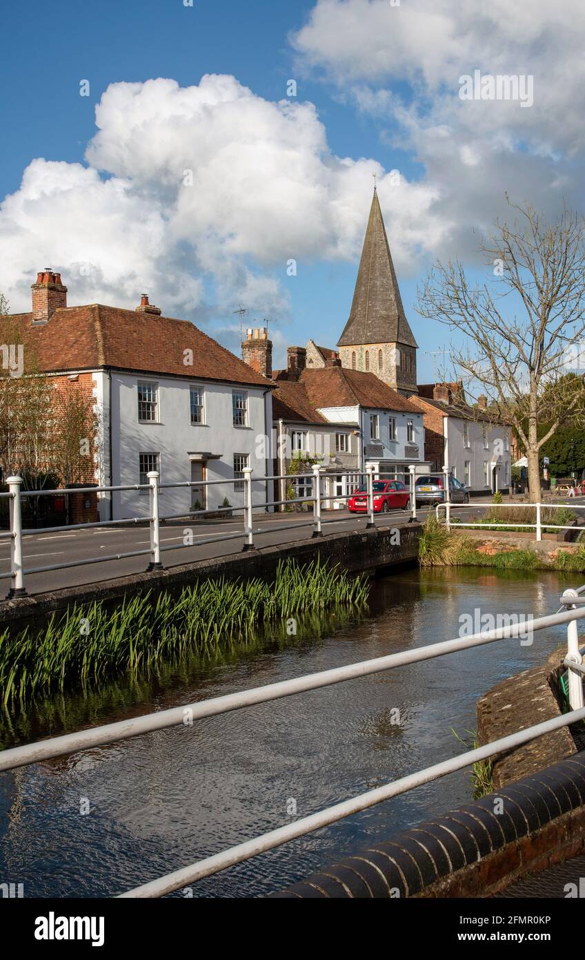 Stockbridge, Hampshire, Angleterre, Royaume-Uni. 2021. Stockbridge rue principale avec des bâtiments colorés où les drovers ont conduit leurs moutons et bétail. Vallée d'essai. Banque D'Images
