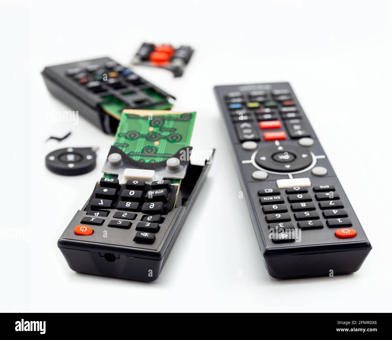 Télécommande pour Smart TV, une nouvelle télécommande et une télécommande  cassée. Concept de déchets technologiques Photo Stock - Alamy