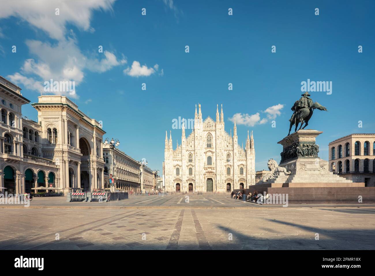 Longue exposition de la cathédrale de Milan Duomo et de la statue de Vittorio Emanuele sur la place Piazza Duomo à la journée ensoleillée et les nuages, Milan, Italie. Banque D'Images