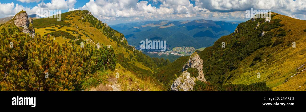 Vue panoramique impressionnante sur la ville de Busteni depuis les montagnes de Bucegi, comté de Prahova, Roumanie Banque D'Images