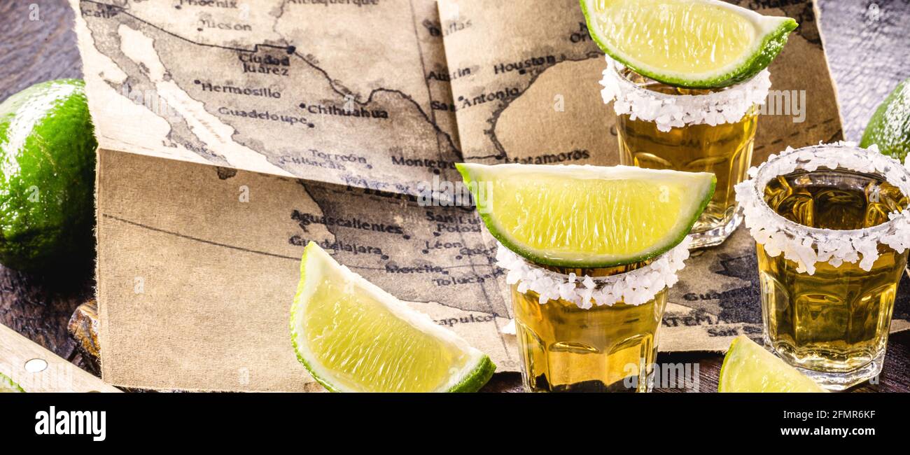 verre de tequila d'or avec carte de l'ancien mexique Banque D'Images