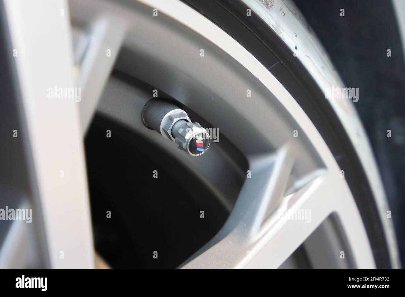 Gros plan de la roue en alliage BMW à BMW Welt, mai 2021, Munich, Allemagne Banque D'Images