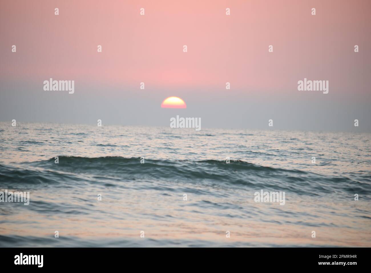 Le beau coucher de soleil à Cox'sbazar Sea Beach, la plus longue plage de la mer au monde Banque D'Images