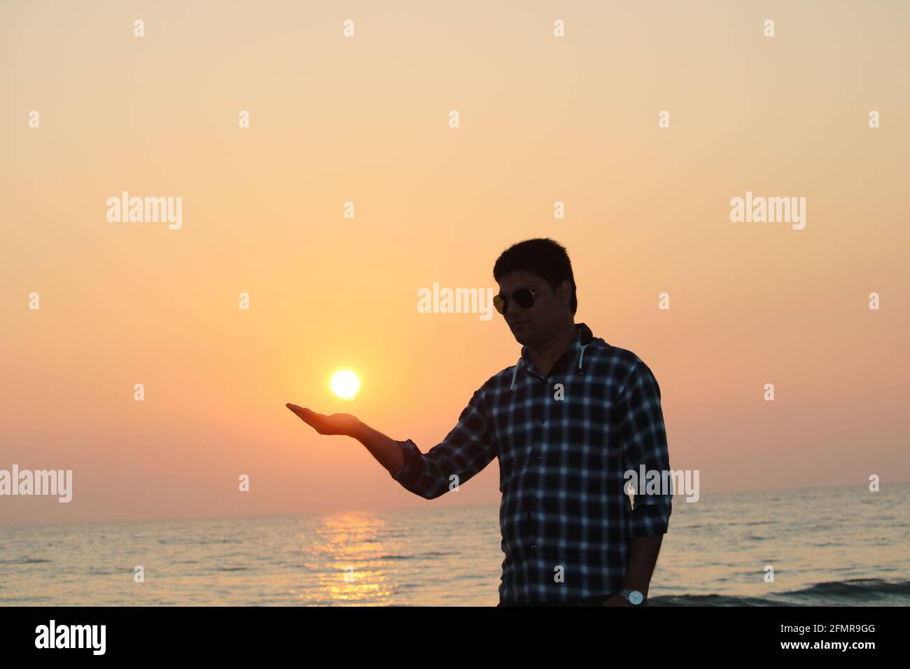 Le beau coucher de soleil à Cox'sbazar Sea Beach, la plus longue plage de la mer au monde Banque D'Images
