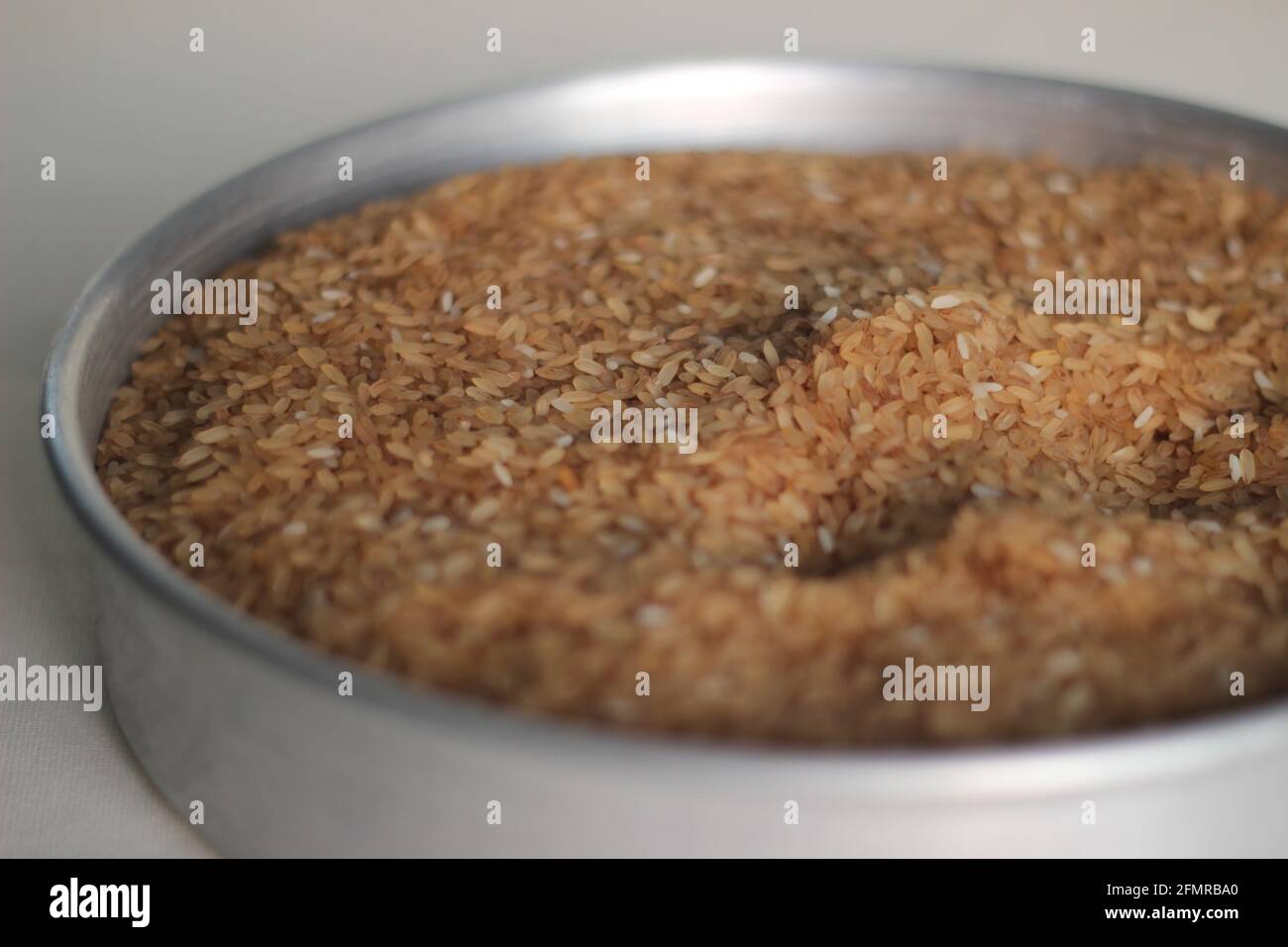 Riz rouge kérala adultéré mélangé avec du riz blanc moins cher. Le riz rouge du Kerala est également connu sous le nom de riz matta. Banque D'Images