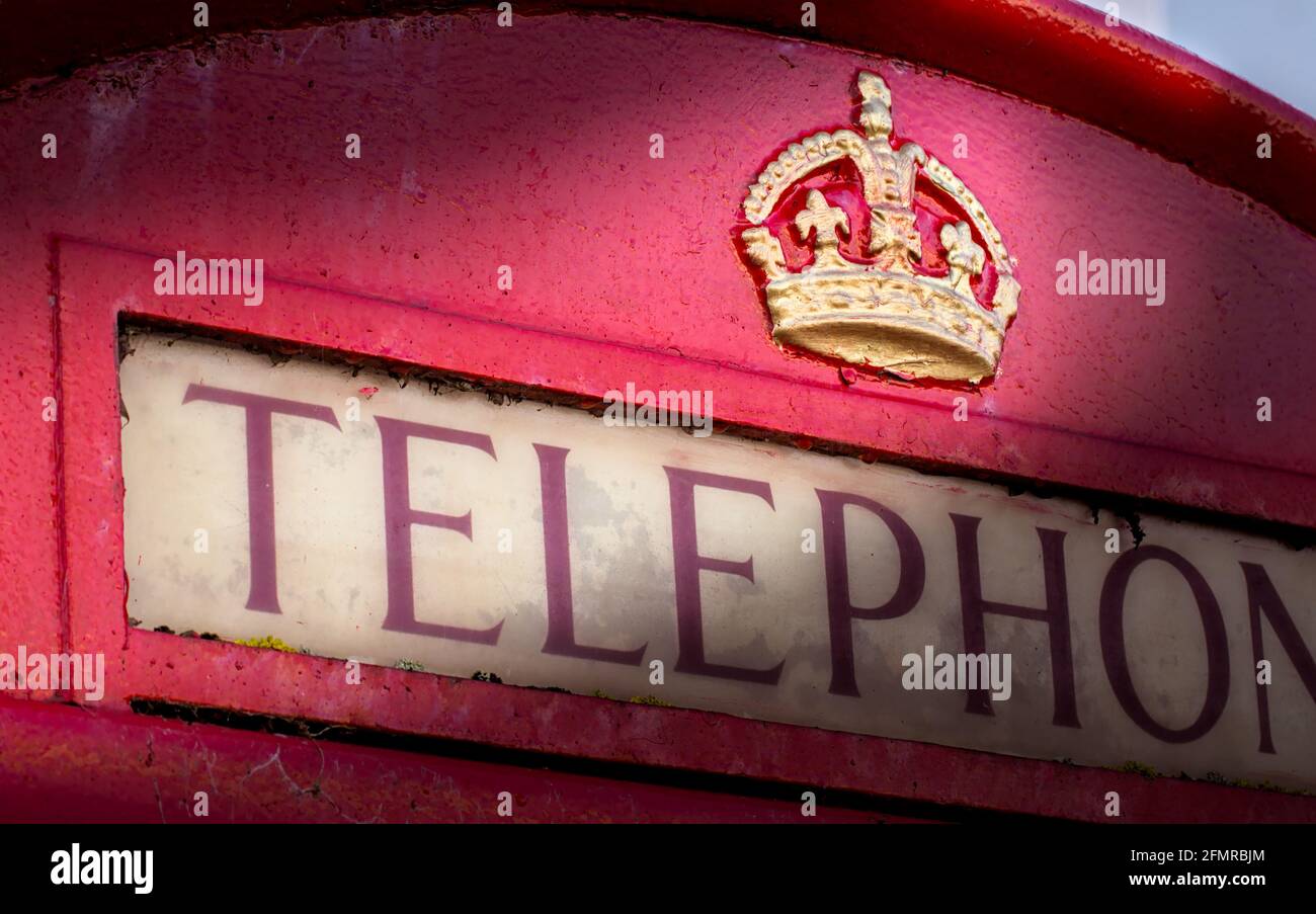 Haut d'un anglais Red GPO poste bureau de téléphone payant K6 Box avec l'or Embossed Tudor Crown. Christchurch Royaume-Uni Banque D'Images