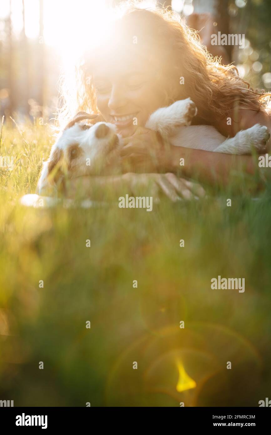 La fille est sur l'herbe dans le parc avec son chien. Banque D'Images