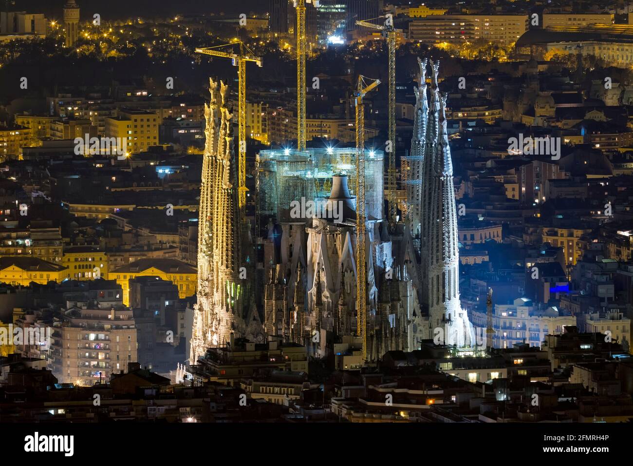 BARCELONE - 26 de diciembre : la Sagrada Familia iluminada por la noche, la catedral diseñada por Antoni Gaudi, que se está construyendo desde el año 1 Banque D'Images