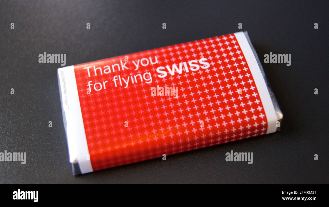 ZURICH, SUISSE - 15 AVRIL 2015 : une barre de chocolat suisse à bord d'un avion DE la compagnie AÉRIENNE SUISSE Banque D'Images