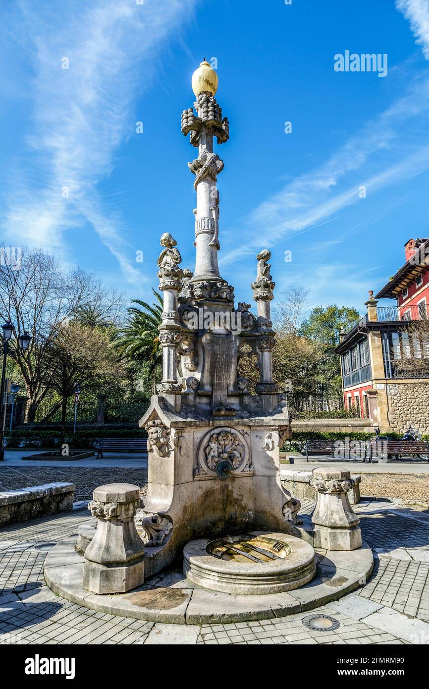 Source des trois tuyaux à Comillas Cantabria Espagne. Citations moderniste Banque D'Images
