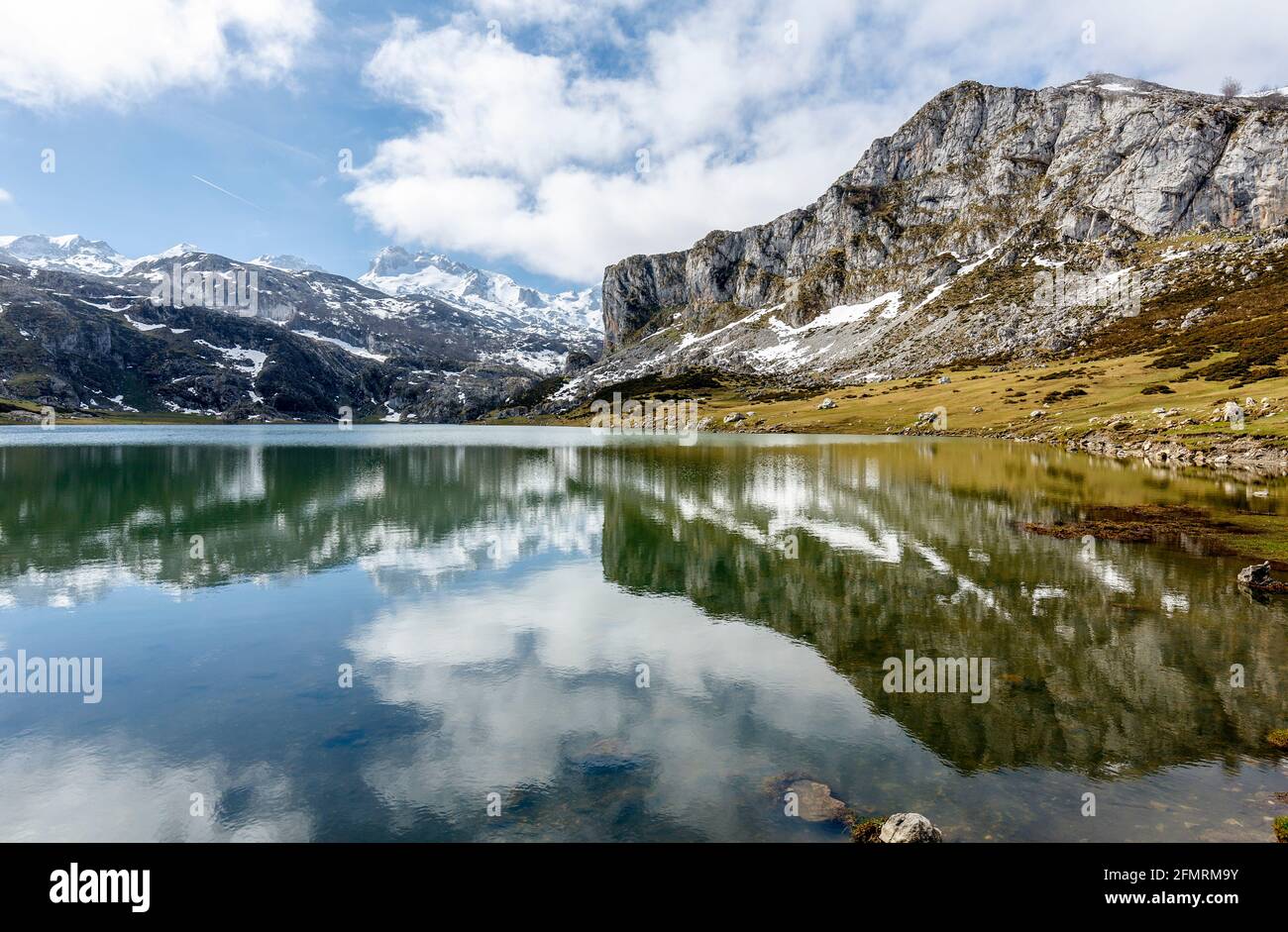 Lac Ercina fantastique, l'un des célèbres Lacs de Covadonga, dans les Asturies , Espagne Banque D'Images