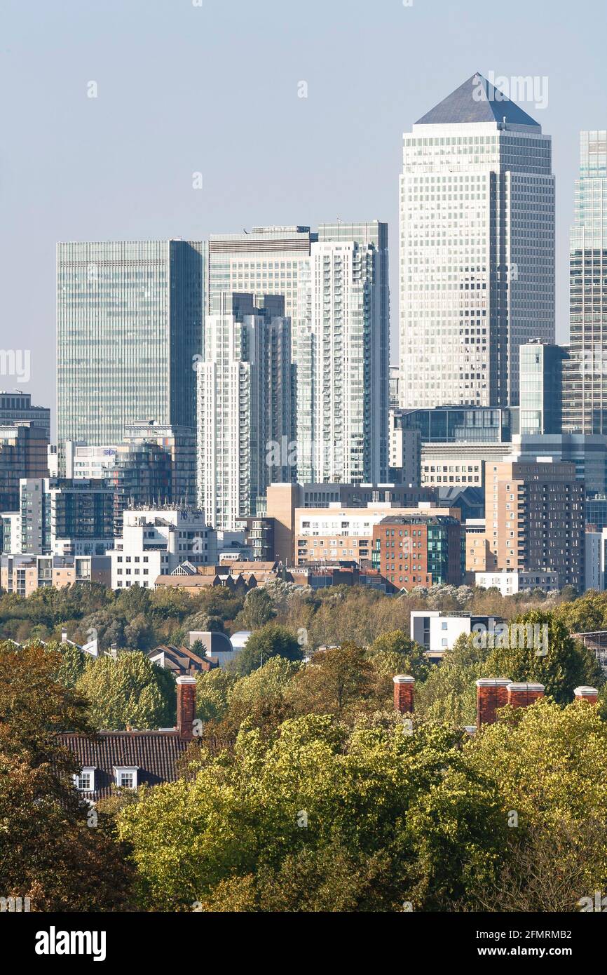 LONDRES, Royaume-Uni - 03 octobre 2011. Espaces verts du centre de Londres. Arbres et maisons avec Canary Wharf en arrière-plan. Paysage urbain britannique de Londres Banque D'Images