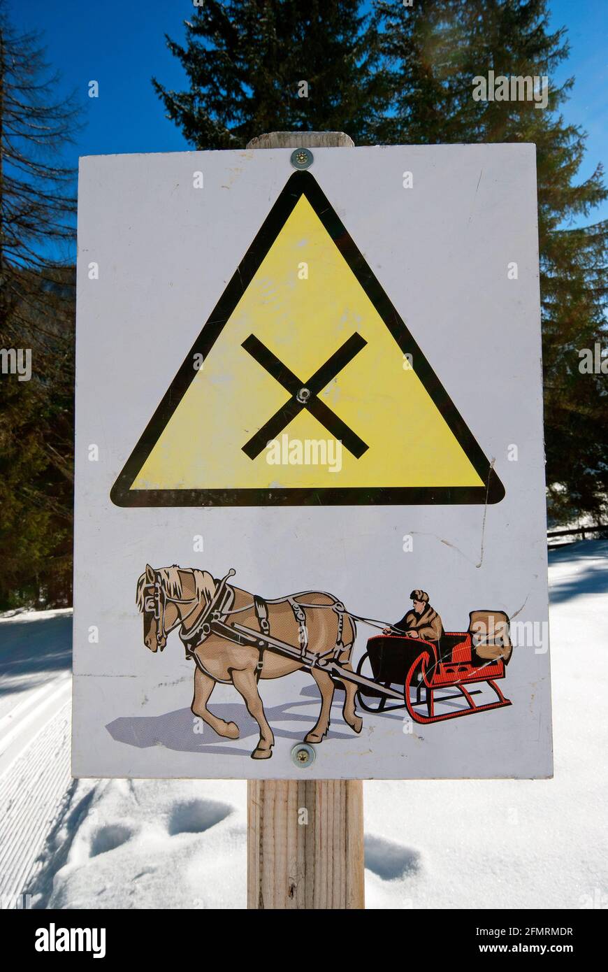 Panneau d'avertissement pour la traversée en traîneau à cheval, vallée de Fiscalina, Trentin-Haut-Adige, Italie Banque D'Images