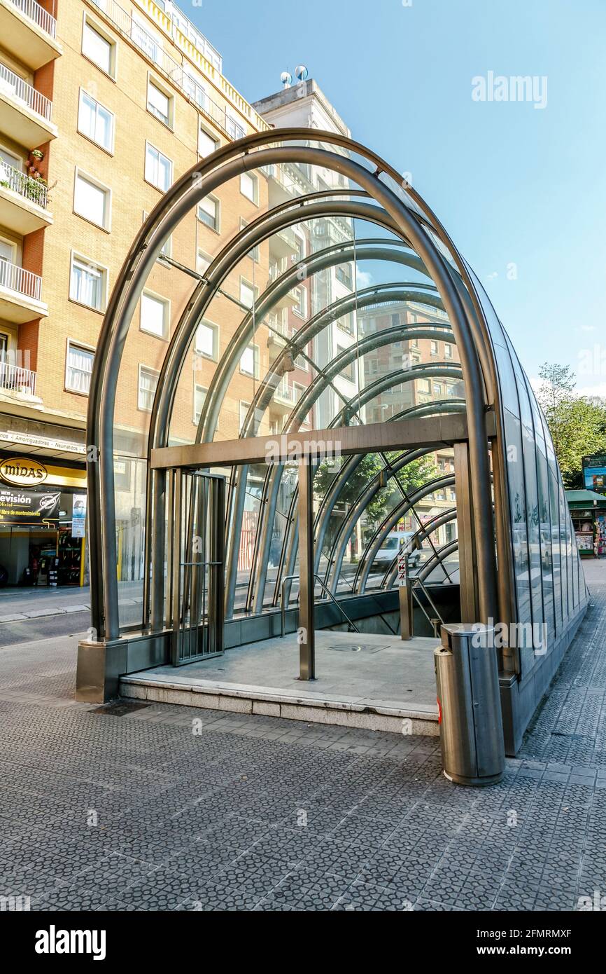 Bilbao, Espagne - 08 août 2012 : accès à la conception moderniste du métro à partir de 1988 par le concours d'architecture international, qui a remporté le F normand britannique Banque D'Images