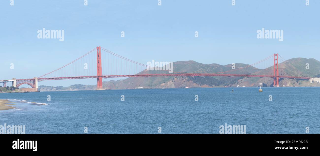 Vue panoramique du Golden Gate Bridge, vue de Little Marina Green, ciel bleu et collines de Marin en arrière-plan Banque D'Images