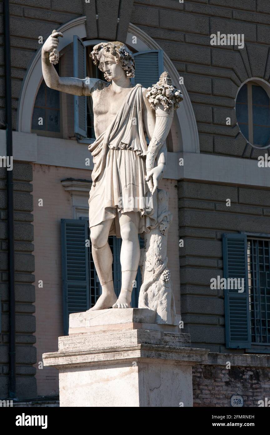 Statue en marbre de Bacchus avec cornucopia sur la Piazza del Popolo, Rome, Italie Banque D'Images