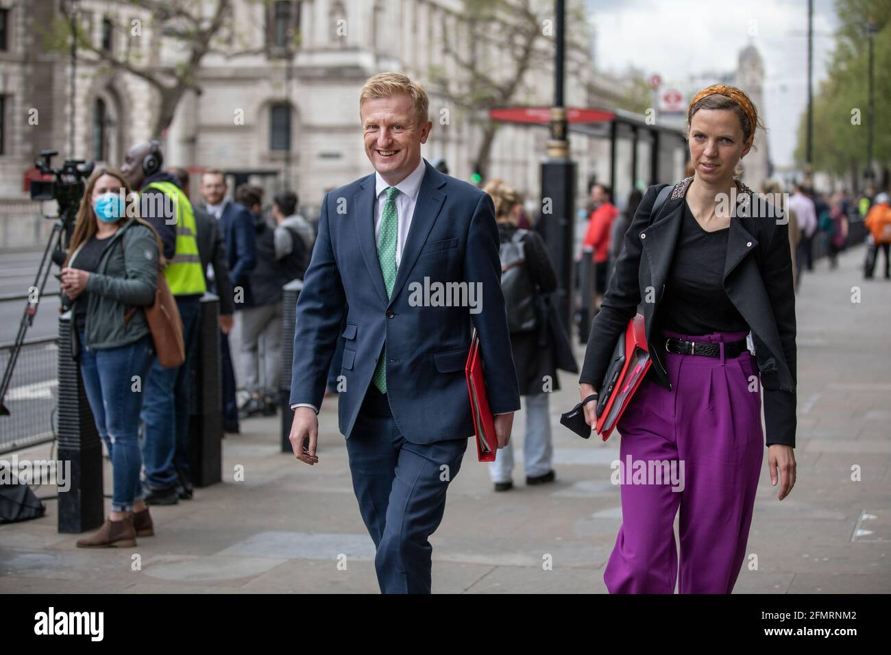 Oliver Dowden, député conservateur de Hertsmere et secrétaire d'État au numérique, à la Culture, aux médias et au Sport, marchant le long de Whitehall, Londres, Royaume-Uni Banque D'Images