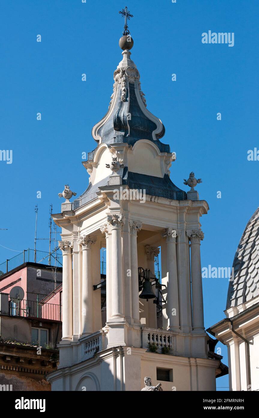 Clocher (par Francesco Navone) de l'église Santa Maria dei Miracoli sur la Piazza del Popolo, Rome, Latium, Italie Banque D'Images
