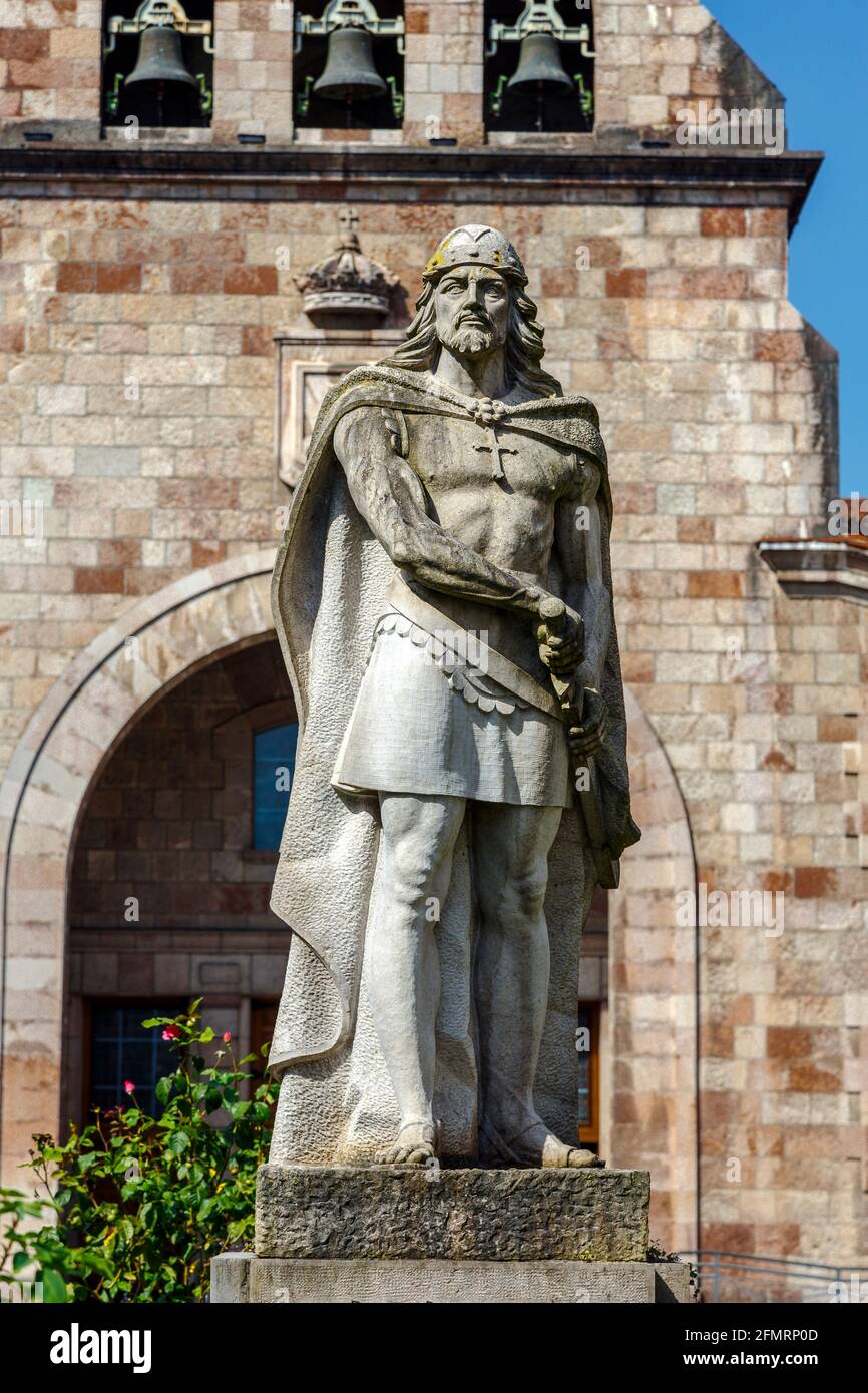 Statue de Don Pelayo, vainqueur de la bataille à Covadonga et premier roi des Asturies Banque D'Images