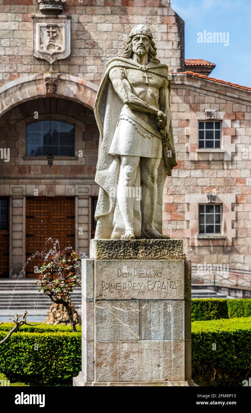 Statue de Don Pelayo, vainqueur de la bataille à Covadonga et premier roi des Asturies Banque D'Images