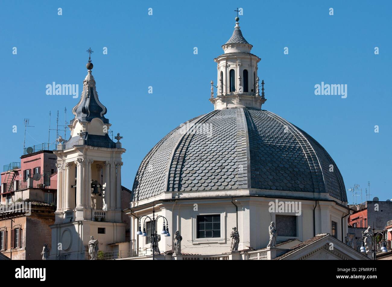 Dôme (par Carlo Fontana) et clocher (par Francesco Navone) de l'église Santa Maria dei Miracoli sur la Piazza del Popolo, Rome, Latium, Italie Banque D'Images