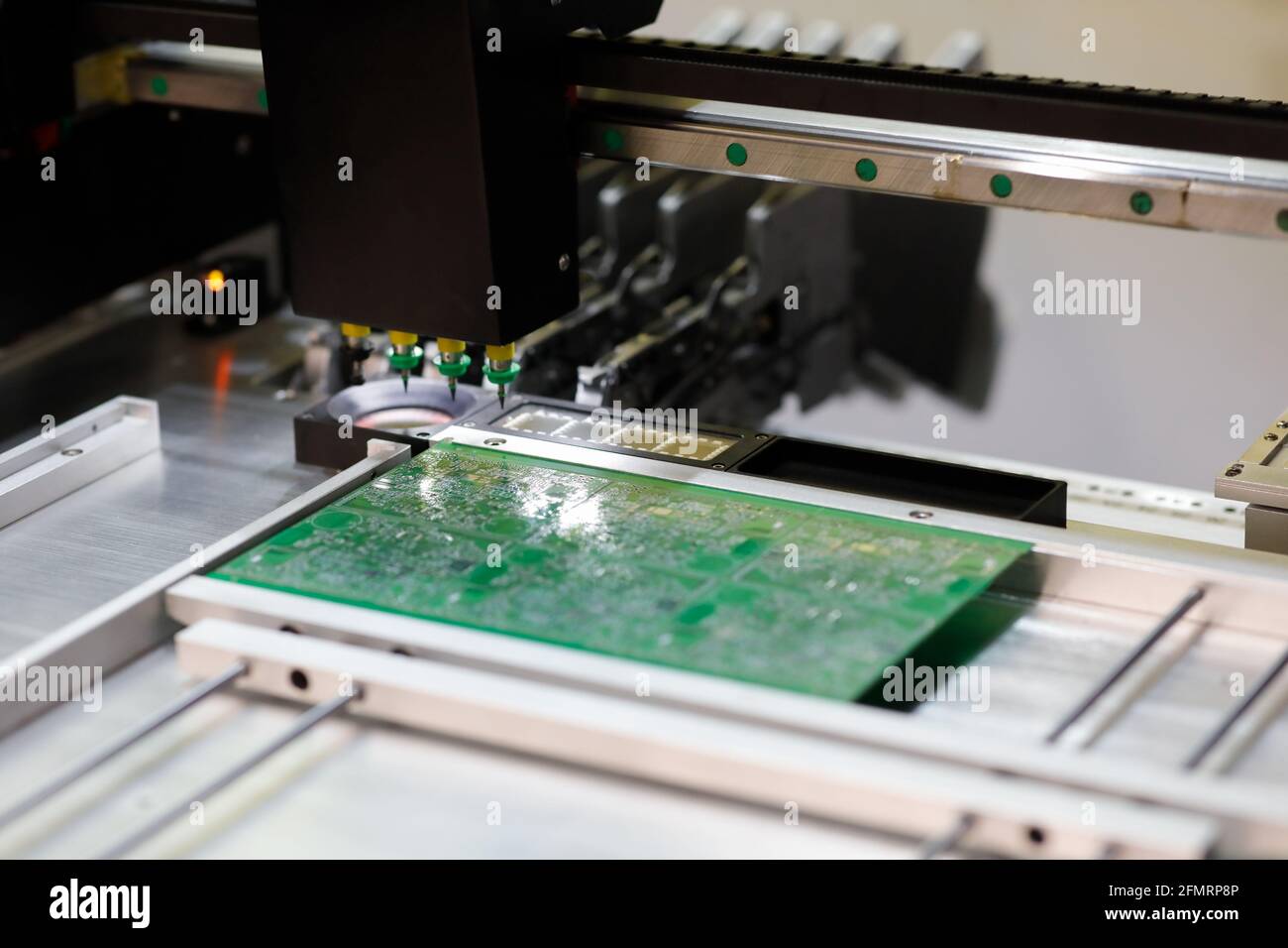 Machine de saisie et de positionnement automatique pour l'assemblage de circuits imprimés. Technologie de montage en surface. Mise au point sélective. Banque D'Images