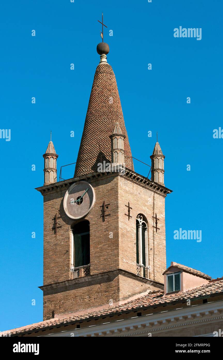 Clocher de l'église Santa Maria del Popolo sur la Piazza del Popolo, Rome, Lazio, Italie Banque D'Images