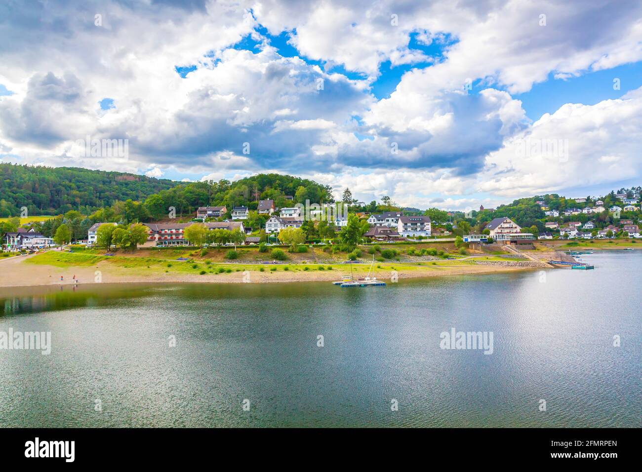 Rurberg et Rursee lors d'une belle journée en été. Point de repère touristique pour les cyclistes, les sports nautiques et les activités d'hyking. Banque D'Images